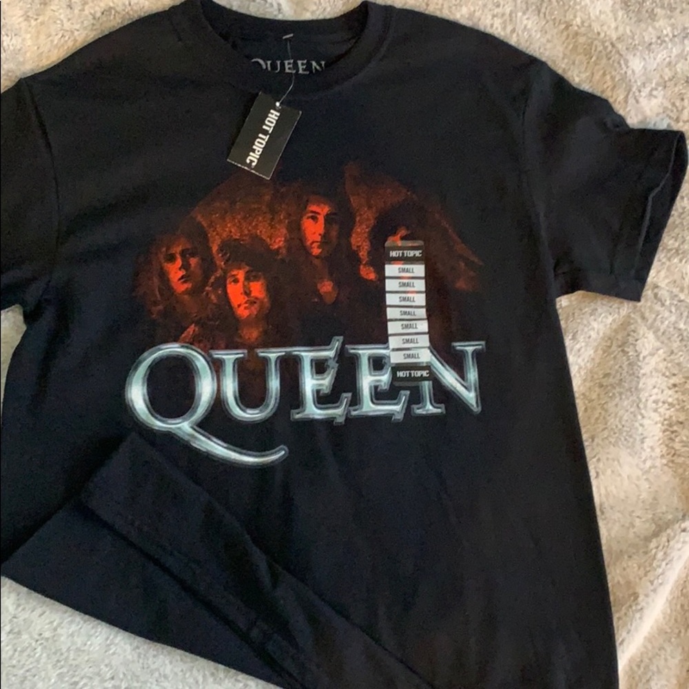NWT HOT TOPIC QUEEN black t